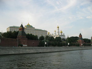 По Москве реке мимо Кремля