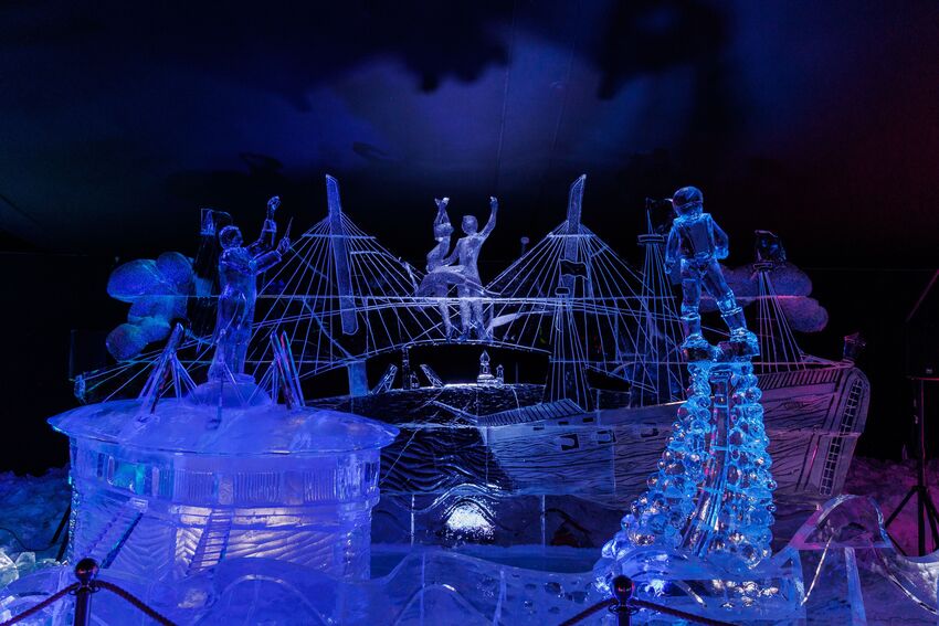 Скульптуры из льда в павильоне