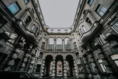 Пешеходная экскурсия «Лабиринты Петроградки: дворы-колодцы и доходные дома»