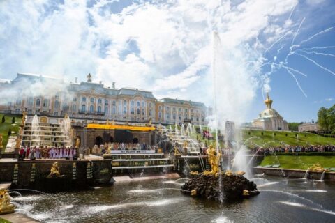 Праздник фонтанов в Петергофе в 2023 году