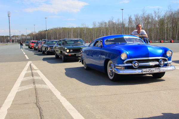 Колонна Ретро-автомобилей