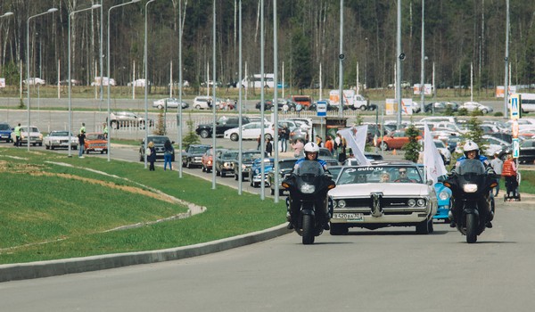 Колонна Ретро-автомобилей на подъезде к парку Патриот