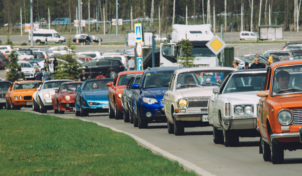 Колонна Ретро-автомобилей на подъезде к парку Патриот