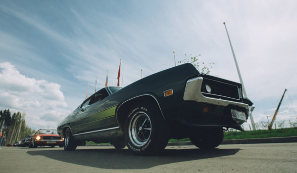 Колонна Ретро-автомобилей на подъезде к парку Патриот