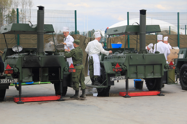 Полевая кухня на празднике День танкиста в Парке Патриот