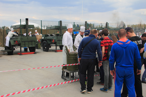 Полевая кухня на празднике День танкиста в Парке Патриот