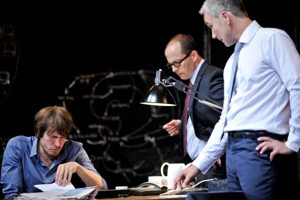 EIN VOLKSFEIND von Henrik Ibsen in einer Bearbeitung von Florian Borchmeyer Regie: Thomas Ostermeier Bühne Jan Pappelbaum Kostüme Nina Wetzel Musik Malte Beckenbach, Daniel Freitag Dramaturgie Florian Borchmeyer Licht Erich Schneider Hovstad-Christoph Gawenda Aslaksen-David Ruland Stadtrat-Ingo Hülsmann Premiere in Avignon am 18. Juli 2012 Premiere in Berlin am 8. September 2012 Schaubühne Berlin Copyright by Arno Declair Birkenstr. 13b, 10559 Berlin Telefon +49 (0) 30 695 287 62 mobil  +49 (0)172 400 85 84 arno@iworld.de Konto 600065 208 Blz 20010020  Postbank Hamburg  IBAN/BIC : DE70 2001 0020 0600 0652 08 / PBNKDEFF Veröffentlichung honorarpflichtig! Mehrwertsteuerpflichtig 7% Steuernummer 34/257/00024 USt-ID Nr. DE118970763 FA Berlin Mitte/Tiergarten