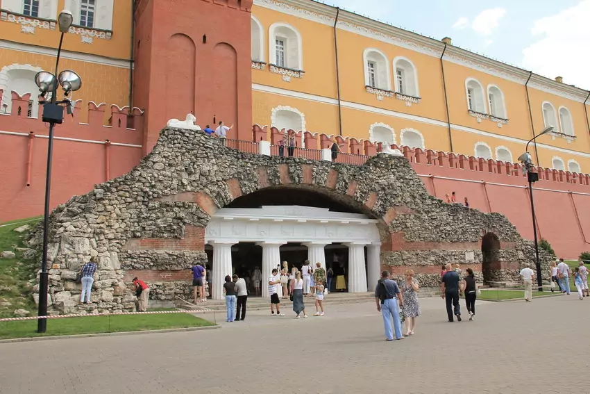 Грот Руины в Александровском саду