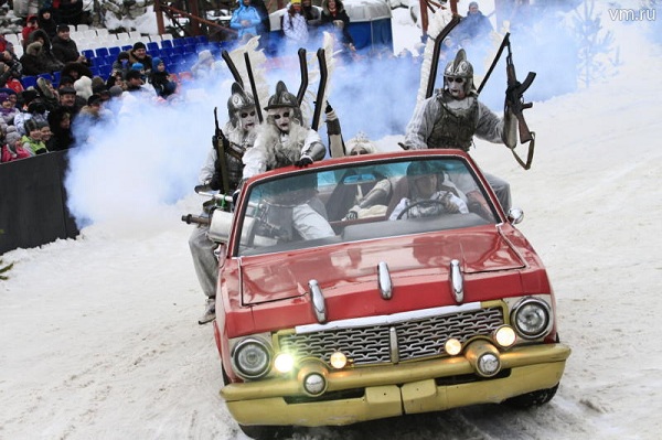 Новогодняя елка каскадеров