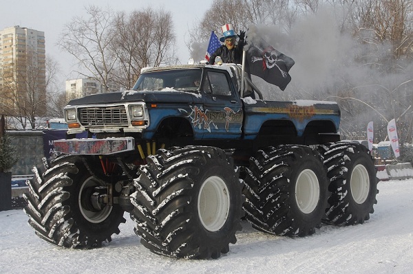 Новогодняя елка каскадеров