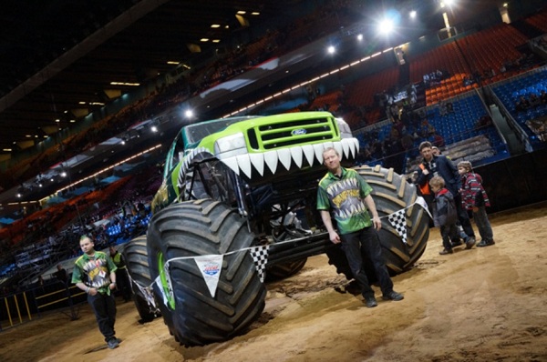Спортивно-развлекательное шоу внедорожников «Do Damage Монстр Мания» на СК «Олимпийский»