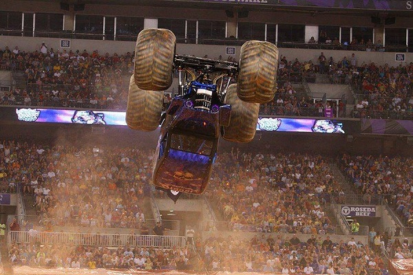 Спортивно-развлекательное шоу внедорожников «Do Damage Монстр Мания» на СК «Олимпийский»