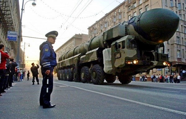 На выставку военной техники комплекса ВДНХ установили ракетную установку «Тополь»