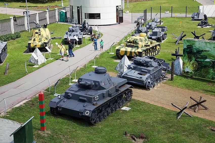 Музей военной техники под открытым небом в парке Победы - музей Г.О.Р.А.