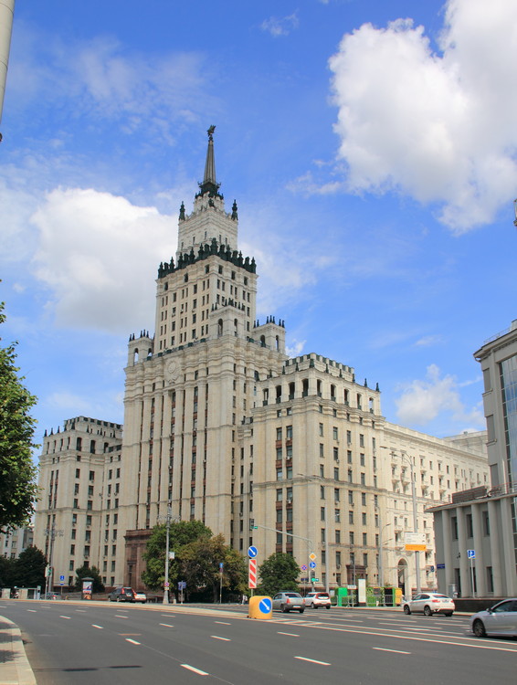 Сталинская высотка на площади Красных ворот