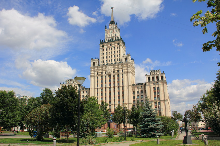 Сталинская высотка на площади Красных ворот