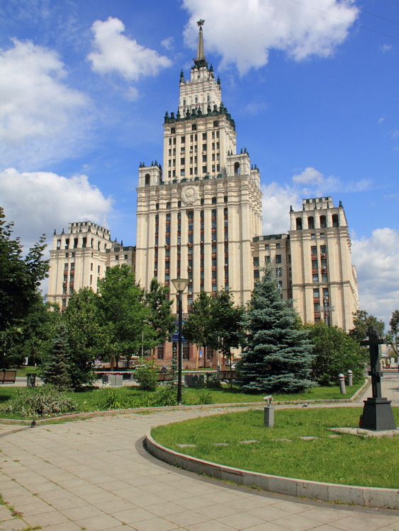 Сталинская высотка на площади Красных ворот