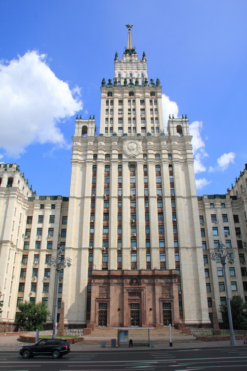 Сталинская высотка на площади Красных ворот