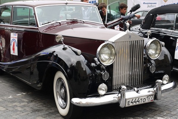 Ралли классических автомобилей на центральных улицах Москвы