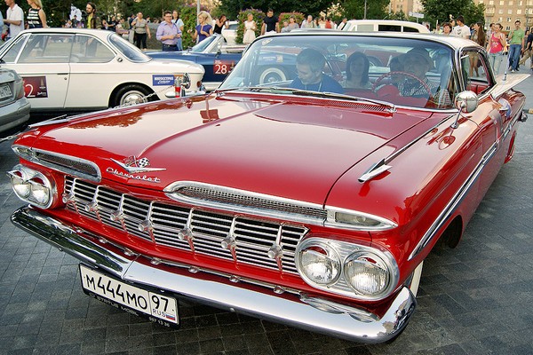 Ралли классических автомобилей на центральных улицах Москвы