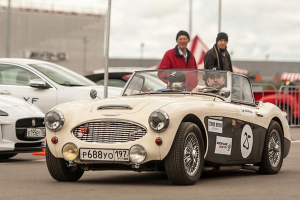 Ралли классических автомобилей на центральных улицах Москвы