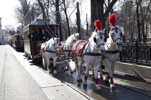 Праздничный парад ретротрамваев на Чистопрудном бульваре