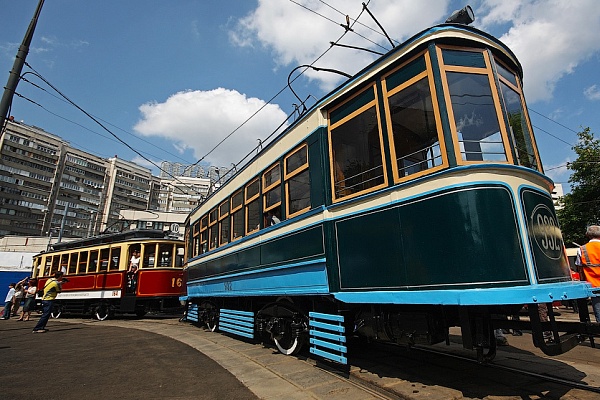 Праздничный парад ретротрамваев на Чистопрудном бульваре