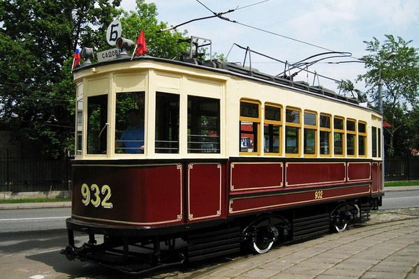 Праздничный парад ретротрамваев на Чистопрудном бульваре