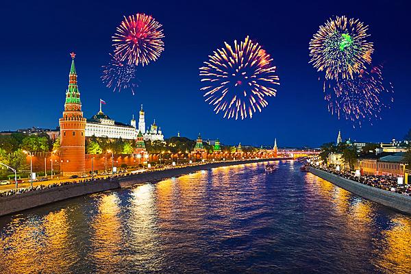 Праздничный салют 9 мая с борта теплохода