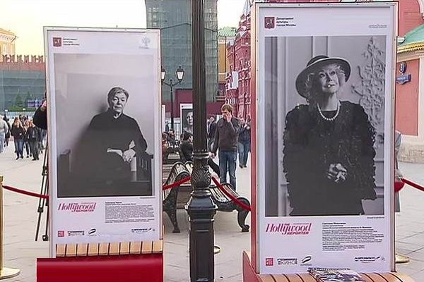 Фотовыставка под открытым небом «Легенды нашего кино» на Никольской улице