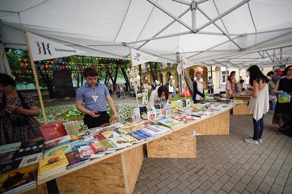 Фестиваль детской книги в скверике Дома Гоголя