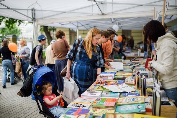 Фестиваль детской книги в скверике Дома Гоголя