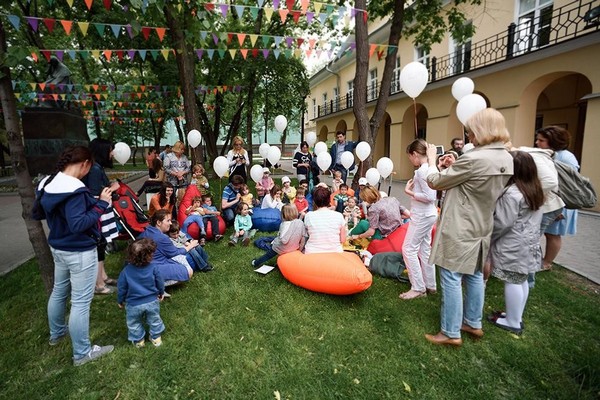 Фестиваль детской книги в скверике Дома Гоголя