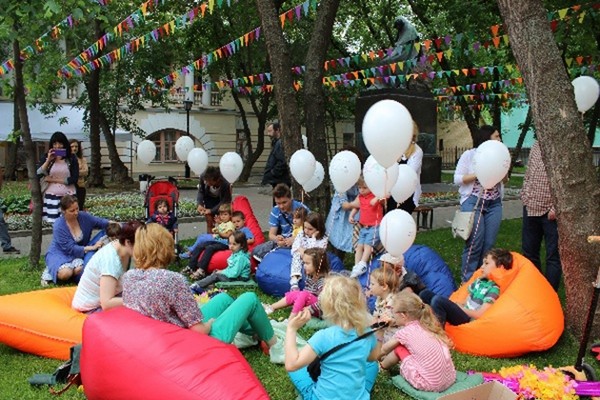 Фестиваль детской книги в скверике Дома Гоголя