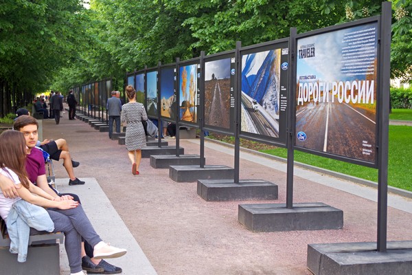 Уличная фотовыставка «Дороги России»