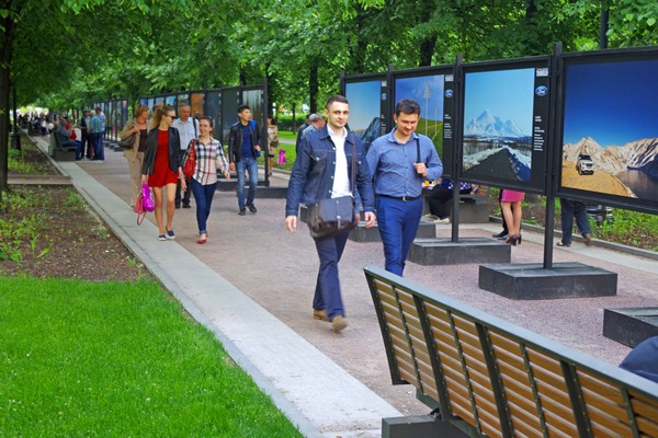 Уличная фотовыставка «Дороги России»