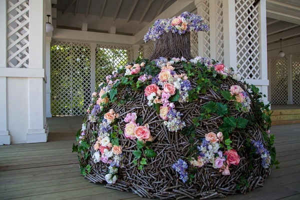 В парке «Сокольники» появилось цветочное платье для селфи в «русском стиле»