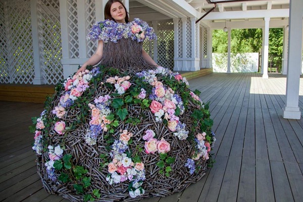 В парке «Сокольники» появилось цветочное платье для селфи в «русском стиле»