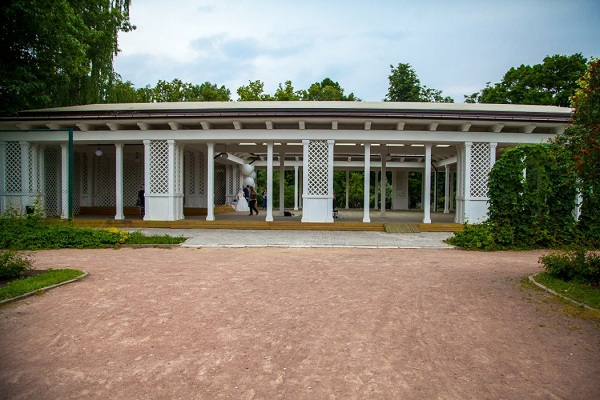 В парке «Сокольники» появилось цветочное платье для селфи в «русском стиле»