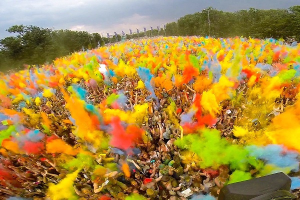 Арт-фестиваль красок холи «Ирис» на стадионе «Конструктор»