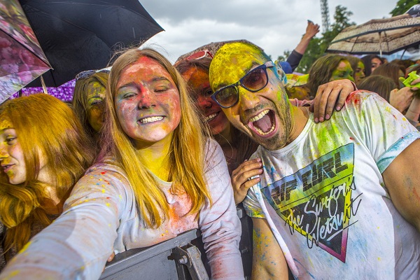 Арт-фестиваль красок холи «Ирис» на стадионе «Конструктор»
