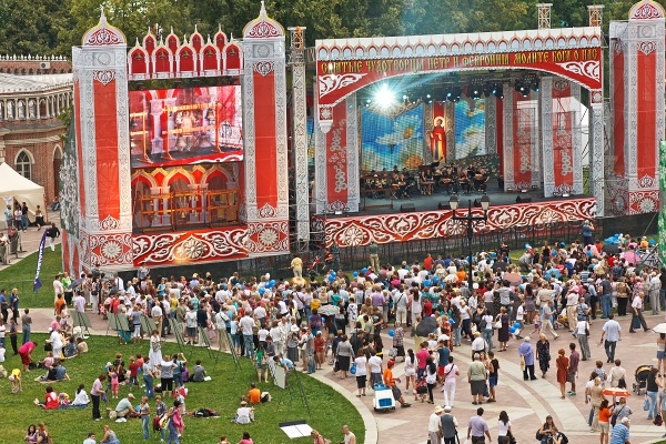 Праздник «День семьи, любви и верности» в Парке «Царицыно»