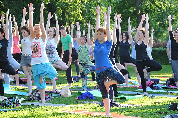 Бесплатные занятия йогой в ЦПКиО им. М. Горького и парке искусств «Музеон»