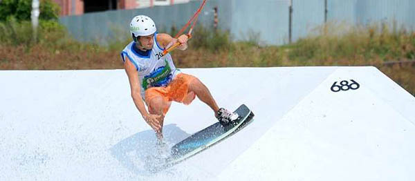 Катание на вейкборде на реверсивной лебедке в «Kraskovo Wake Park»