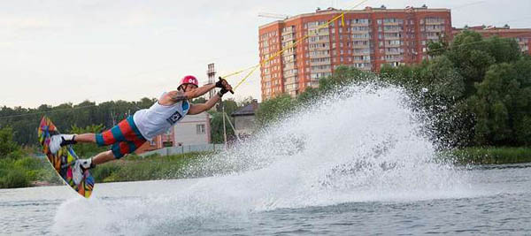 Катание на вейкборде на реверсивной лебедке в «Kraskovo Wake Park»