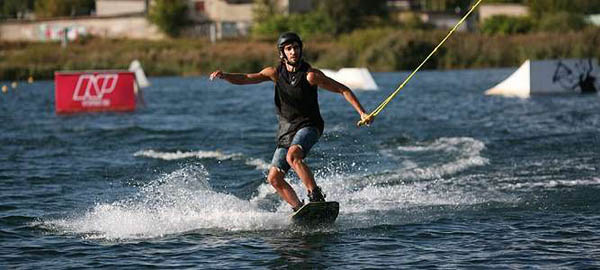 Катание на вейкборде на реверсивной лебедке в «Kraskovo Wake Park»