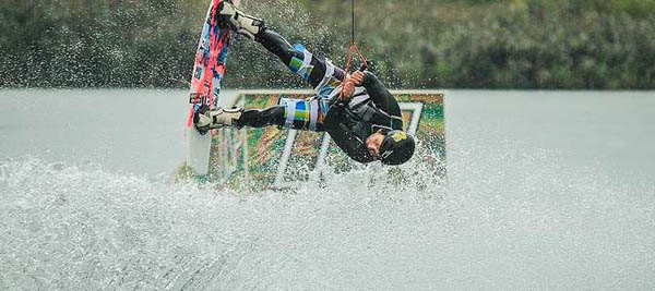 Катание на вейкборде на реверсивной лебедке в «Kraskovo Wake Park»