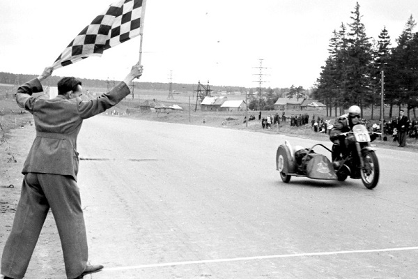 Фотовыставка «Валентин Хухлаев. В движении»