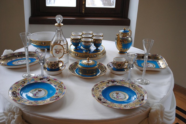 Выставка «Эпоха. Стиль. Имя. Керамика, фарфор, стекло Франции»