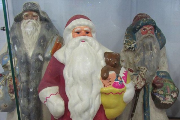 Выставка «Дед Мороз, его компания и …»